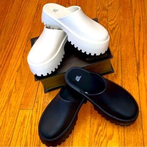 NWOT Wild fable 8 cream clogs